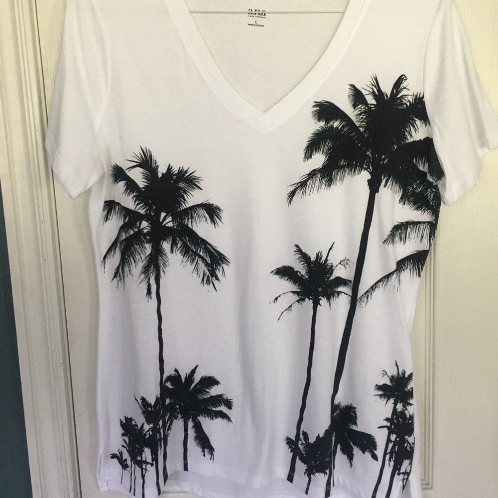 Ana v-neck shirt with palm trees